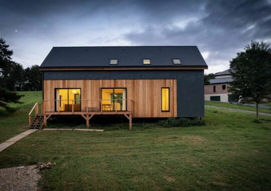 Une maison-chalet qui défie la pente