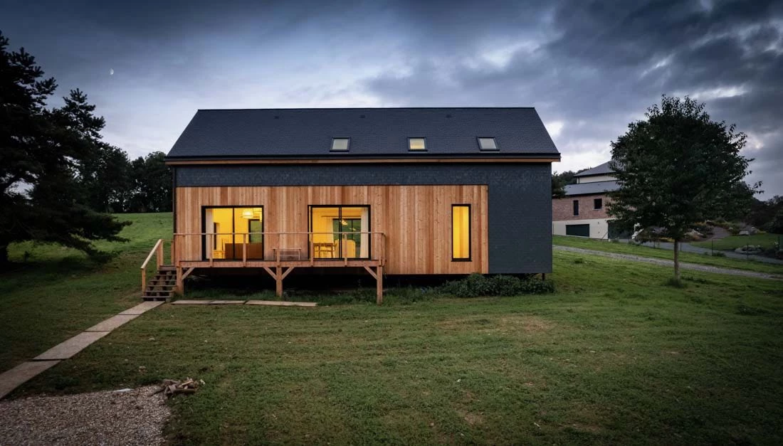 Une maison-chalet qui défie la pente