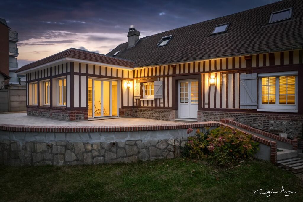 Extension et rénovation d'une maison normande au crépuscule, Atelier Grégoire Auger